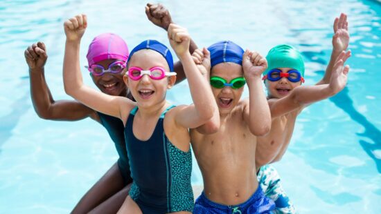 À Marseille, le Grand Bleu apprend aux enfants à nager au Sofitel