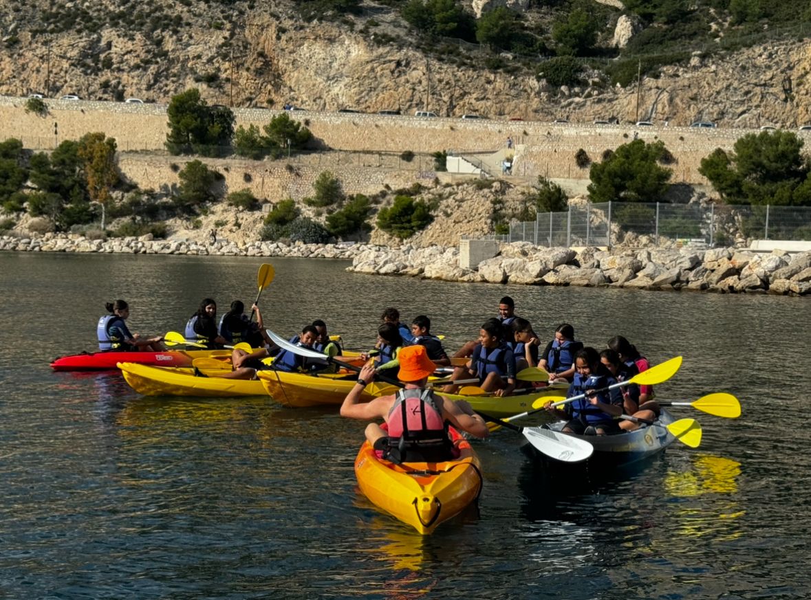 activités aquatiques en pleine mer kayak