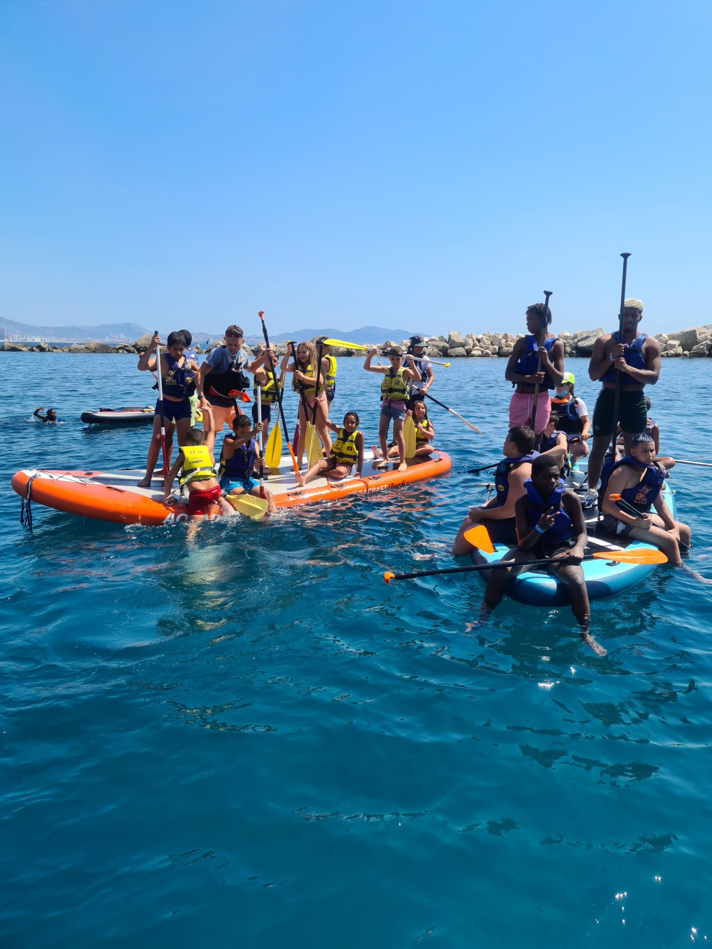 Paddle Géant - groupe de personnes sur des planches
